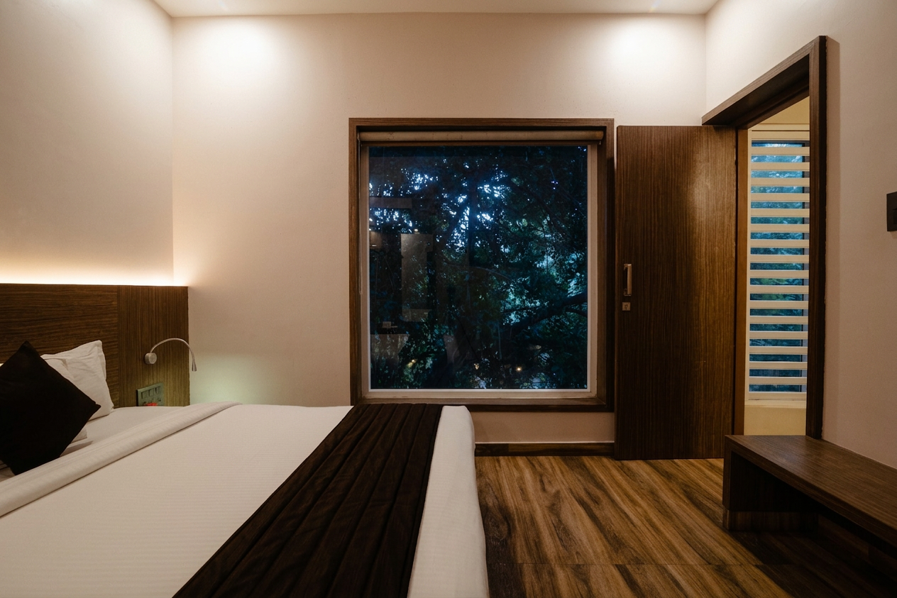 D'Ara Duplex Garden Villa garden patio with picnic seating, tree shade, and private outdoor space at D'Wayfarer Inn