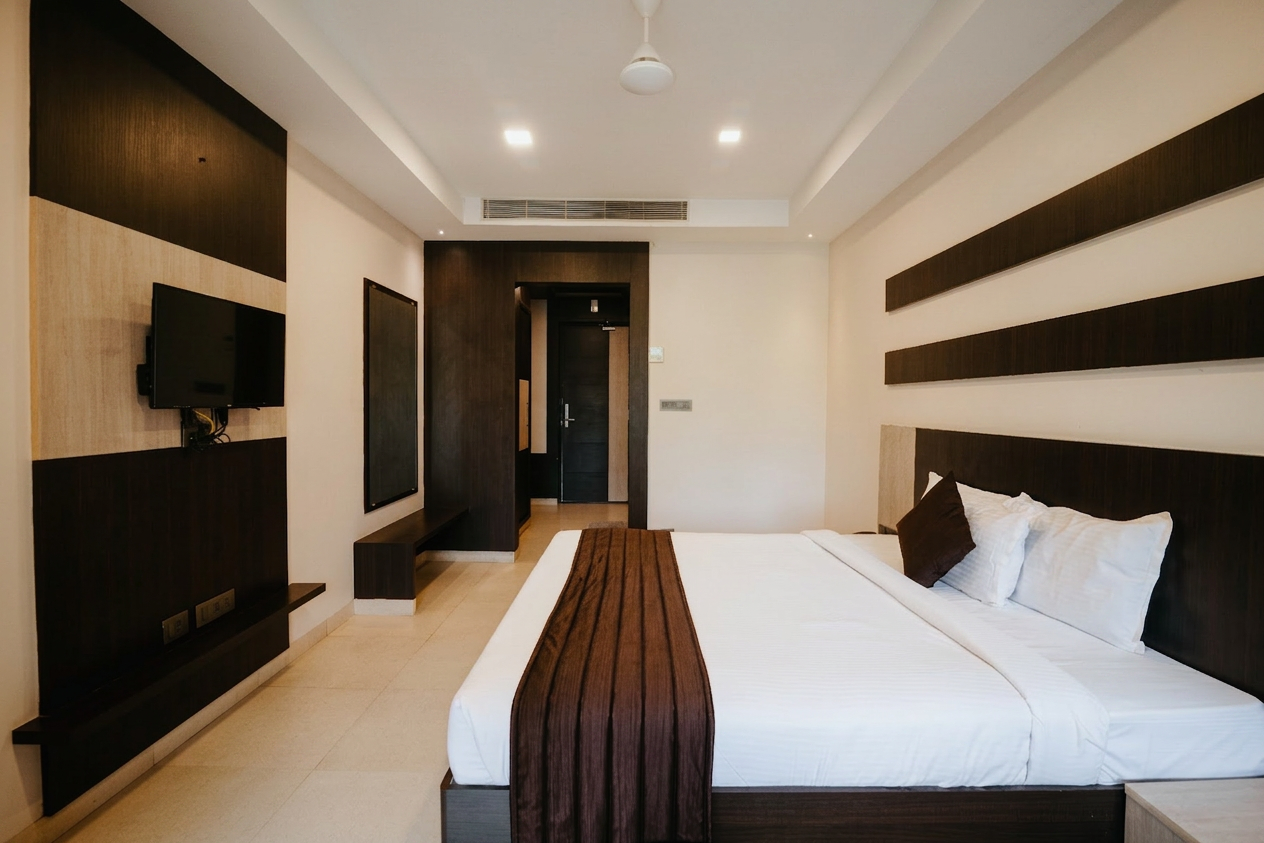 Premium Room bed and TV wall view at D'Wayfarer Inn